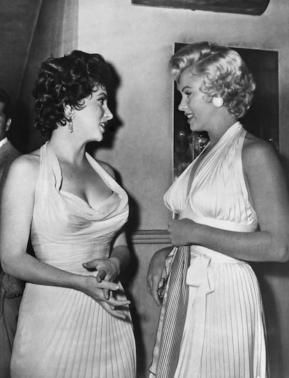 La actrices Gina Lollobrigida (a la izquierda) y Marilyn Monroe, en 1954.