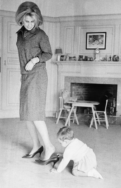 Fernando Martínez de Irujo, juega con el zapato de su madre, en su casa de Madrid, el 23 de enero de 1961. 