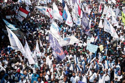 Trabajadores indonesios participan en una marcha con motivo de la celebración del Día Internacional del Trabajo en Yakarta (Indonesia). 