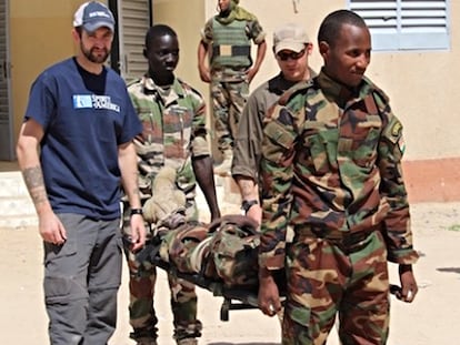 Trabajadores de Spirit of America con tropas nigerinas / Foto Spirit of America
