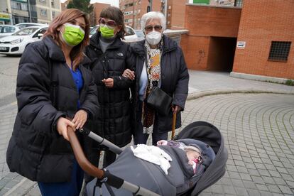 Basilia García, de 93 años, junto a su hija Josefa, su nieta María y su bisnieta Nara, tras vacunarse en el centro de salud Los Ángeles.