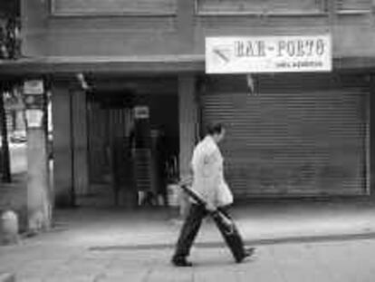 b 36446 - 30/ago/00 - color- Bar Porto (pl. Mossen Clapés), donde unos jovenes han matado al propieterio por la mañana. Barcelona. - Foto: Jordi Roviralta