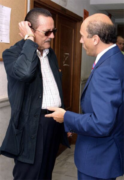 Muñoz y Del Nido, ayer, en el Juzgado de lo Penal 1 de Málaga.