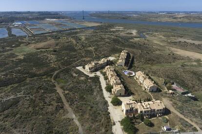 Vista aérea de viviendas construidas y abandonadas en la urbanización Costa Esuri en Ayamonte (Huelva)