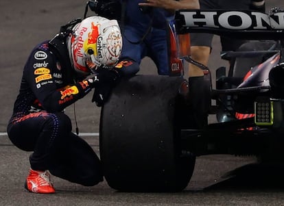 Verstappen, apoyado en una de las ruedas de su coche al acabar la carrera.