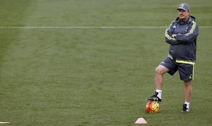 Rafa Ben&iacute;tez dirige el entrenamiento del Madrid este martes.