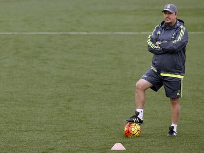 Rafa Benítez dirige el entrenamiento del Madrid este martes.