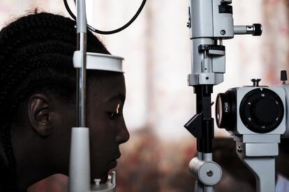 Una joven a la que le están examinando los ojos con una lámpara de hendidura en el Centro de Salud Católico de Wasserà. Este centro, liderado por la orden franciscana, es un dispensiario y ofrece servicios médicos sanitarios básicos a la población de los pueblos de alrededor.