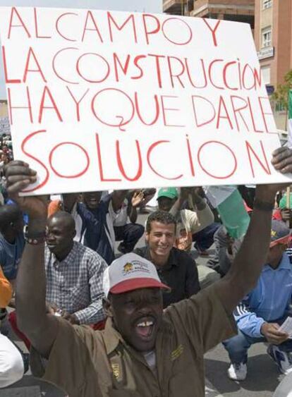 Trabajadores inmigrantes, en la marcha de Roquetas.