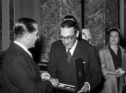 El embajador de Italia, conde de Balzo de Presenzano, entregaba al escritor Rafael Sánchez Mazas una condecoración a personalidades españolas, en un acto en la Embajada de Italia en Madrid, el 16 de junio de 1955.