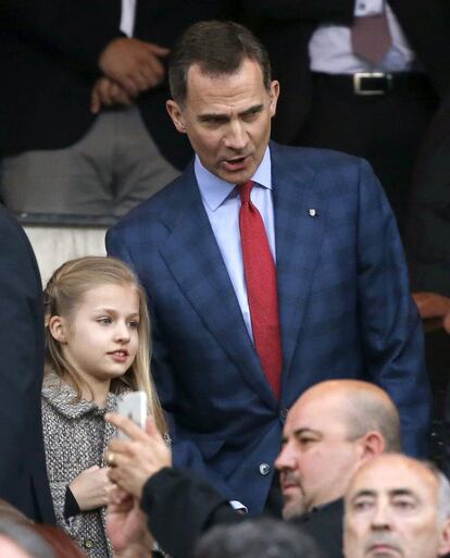El Rey Felipe VI acompañado de su hija, la infanta Leonor, asiste al partido entre Atlético y Bayern en el Calderón.