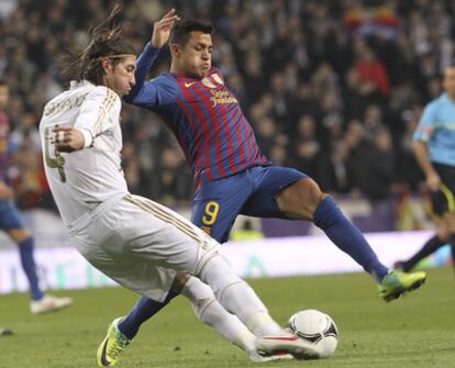 Sergio Ramos y Alexis Sánchez se disputan la pelota en el partido de ida, disputado en el estadio Bernabéu.