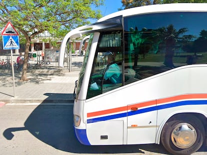 Un autobús escolar a las puertas de un colegio en una imagen de archivo.