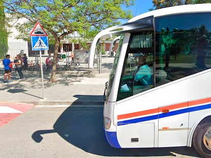 Un autobús escolar a las puertas de un colegio en una imagen de archivo.