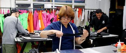 Fotografía de los talleres de Cyclus Manufactura, una empresa que elabora maletas y accesorios en neumáticos reciclados para exportarlos a los mercados de Estados Unidos, Europa y Asia.