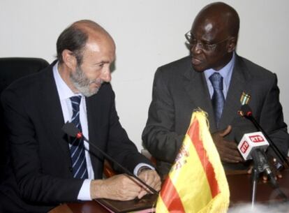 El ministro del Interior, Alfredo Pérez Rubalcaba, junto a su homólogo senegalés, Tidiane Sy, durante la reunión que han mantenido hoy en Dakar.