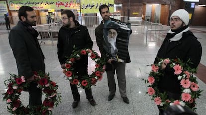 Universitarios iraníes esperan en el aeropuerto de Mehrabad la llegada de los diplomáticos expulsados de Reino Unido.