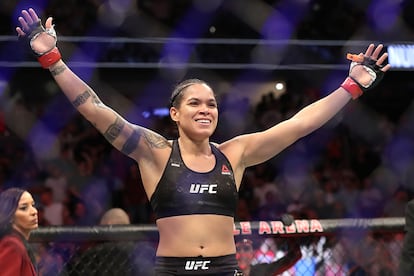 Amanda Nunes retuvo su cinturón de campeona con un nocaut sobre Holly Holm.