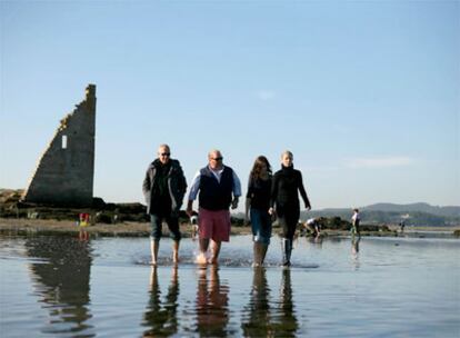 Mark Bittman, Mario Batali, Claudia Bassols y Gwyneth Paltrow entre las mariscadoras que faenan en la costa gallega