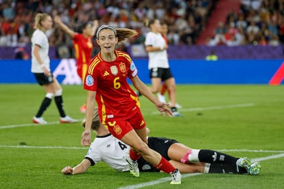 La centrocampista de la selección española, Aitana Bonmatí, celebra el primer gol del combinado español durante el encuentro correspondiente a la semifinal de la Eurocopa Femenina 2025 que disputan hoy miércoles las selecciónes de Alemania y España en el estadio Letzigrund de Zúrich (Suiza).
