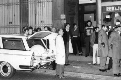 Una ambulancia y la policía armada, a las puertas de Atocha 55, el 24 de enero de 1977.