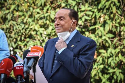 El ex primer ministro italiano Silvio Berlusconi habla con los medios de comunicación al salir del hospital San Raffaele en Milán tras recuperarse de la covid.