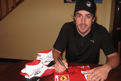 El bicampeón mundial de fórmula 1 Fernando Alonso, actual piloto de Ferrari, pone a disposición de la subasta sus botas.