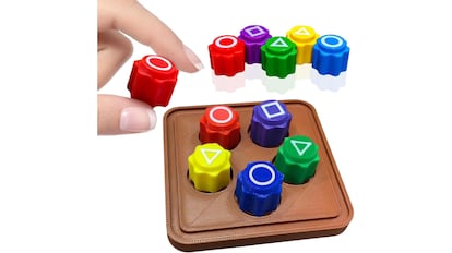 el juego coreano gonggi se compone de cinco fichas de colores de pequeño tamaño.