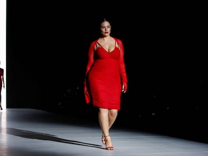 La modelo Ashley Graham desfila para Dolce & Gabbana en la semana de la moda de Milán, el 25 de febrero de 2023.
