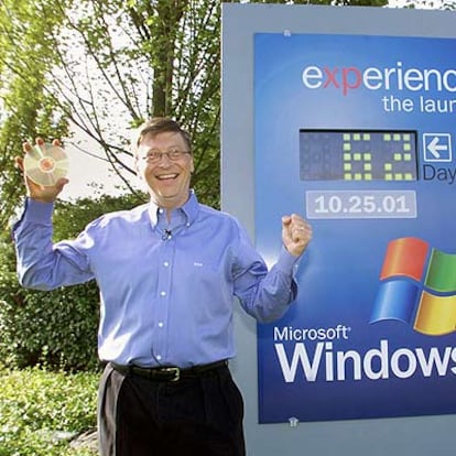 Bill Gates presenta en 2001 el Windows XP.