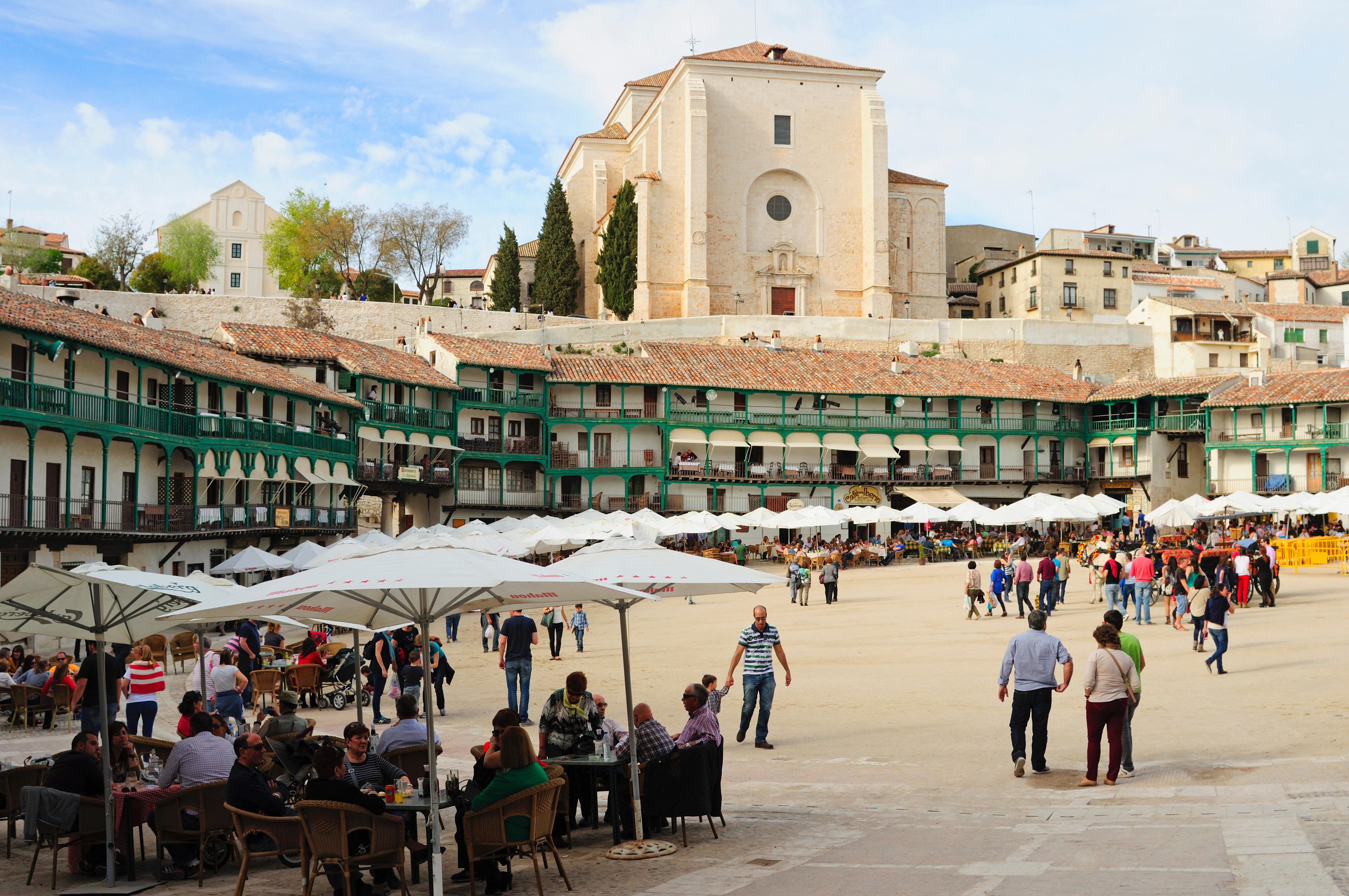 Terrazas en la plaza Mayor de Chinchón (Comunidad de Madrid).