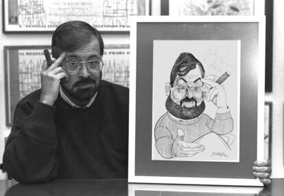 Chicho Ibáñez Serrador, con puro en una mano y en la otra una caricatura suya, en 1994.