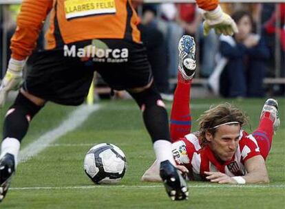 Forlán cae en el área del Mallorca.