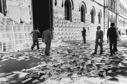 Una calle de Barcelona aparece plagada de propaganda electoral en las paredes y el suelo, la víspera de las elecciones legislativas de 1977, las primeras democráticas que se celebran en España después del franquismo.