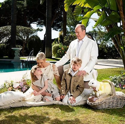 Charlene de Mónaco, junto al príncipe Alberto y sus hijos, Jacques y Gabriella, en el posado con motivo de la Pascua.