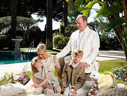 Charlene de Mónaco, junto al príncipe Alberto y sus hijos, Jacques y Gabriella, en el posado con motivo de la Pascua.