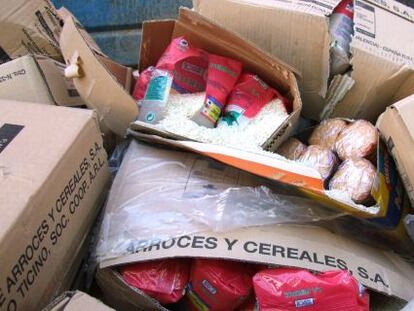 Alimentos con fecha de consumo preferente expirada donados a una residencia de mayores.