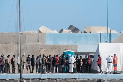 Desembarco este miércoles de un grupo de 59 personas en el puerto de Gran Tarajal (Fuerteventura).