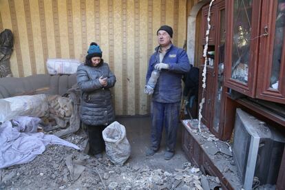 Interior de una casa dañada en Makiivka, este sábado. Una nueva cita política internacional se suma a las ya programadas para la semana que viene en Bruselas. Si el jueves 24 y el viernes 25 ya iban a coincidir en la capital belga las cumbres de los Veintisiete y de la OTAN, este viernes la portavoz de la Casa Blanca, Jen Psaki, anunció que también habrá una reunión del G-7 (formado por Alemania, Estados Unidos, Reino Unido, Japón, Canadá, Francia e Italia).