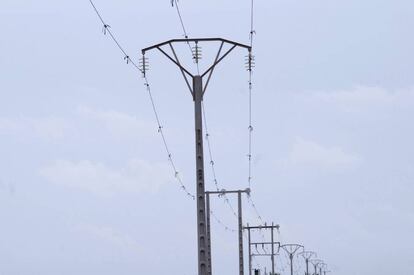 Vista de unas torres del tendido eléctrico.