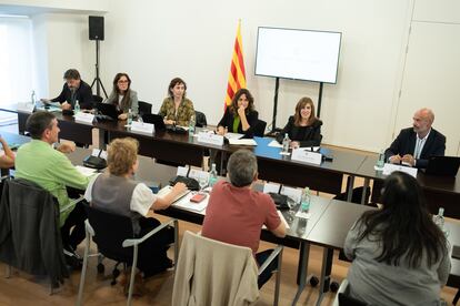 Reunión de representantes de la Generalitat y de los sindicatos, este miércoles, para abordar el caos de las pruebas de pasado sábado.