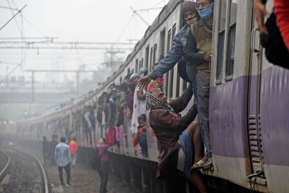 Los viajeros esperan a que se reanuden los servicios de tren durante una huelga general nacional para protestar contra las recientes reformas agrícolas en Calcuta (India). India ha sumado 32.000 contagios más de coronavirus mientras que los casos activos han caído por debajo de los 400.000 en el que es el segundo país del mundo más castigado por la pandemia.