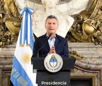 Mauricio Macri da el anuncio en el sal&oacute;n blanco de la Casa Rosada.