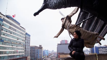 La escultora peruana Cristina Planas y su obra en la Biblioteca Pública de Lima.