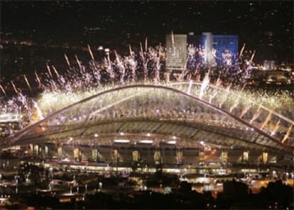 El estadio olímpico de la capital griega, diseñado por el español Santiago Calatrava, ofrecía este impresionante aspecto iluminado por los fuegos artificiales durante la Ceremonia de Clausura.