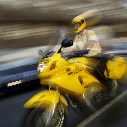 Un agente motorizado de Prosegur.