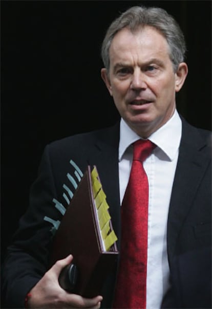 Tony Blair sale de su residencia oficial en Downing Street.