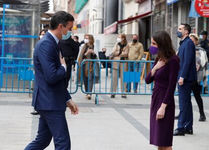 El presidente del Gobierno, Pedro Sánchez (izquierda), saluda a la ministra de Igualdad, Irene Montero, a su llegada a la sede del Ministerio, donde este lunes tiene lugar el acto institucional con motivo del 8 de marzo, Día Internacional de la Mujer. Bajo el lema "Por ser Mujeres. España Feminista", se ha rendido homenaje a todas las mujeres que han estado en primera línea durante la pandemia.