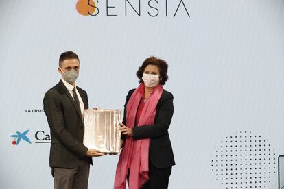 Francisco Cortés Martínez, CEO de Sensia Solutions, recibe el premio a la Acción empresarial más innovadora ligada a la universidad, entregado por Helena Herrero, presidenta de HP.