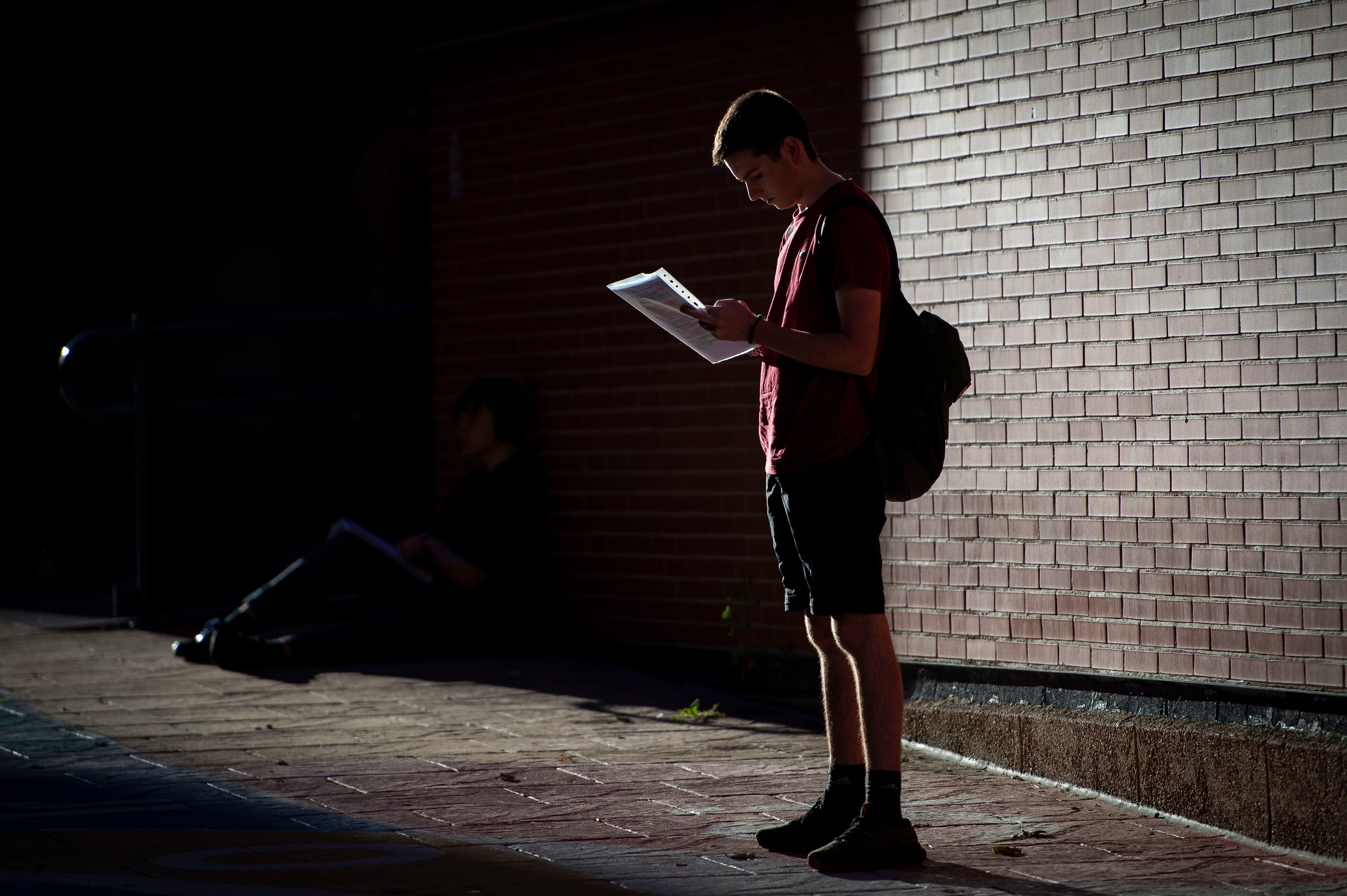 Un alumno repasaba durante los exámenes de Selectividad en Madrid, en julio.